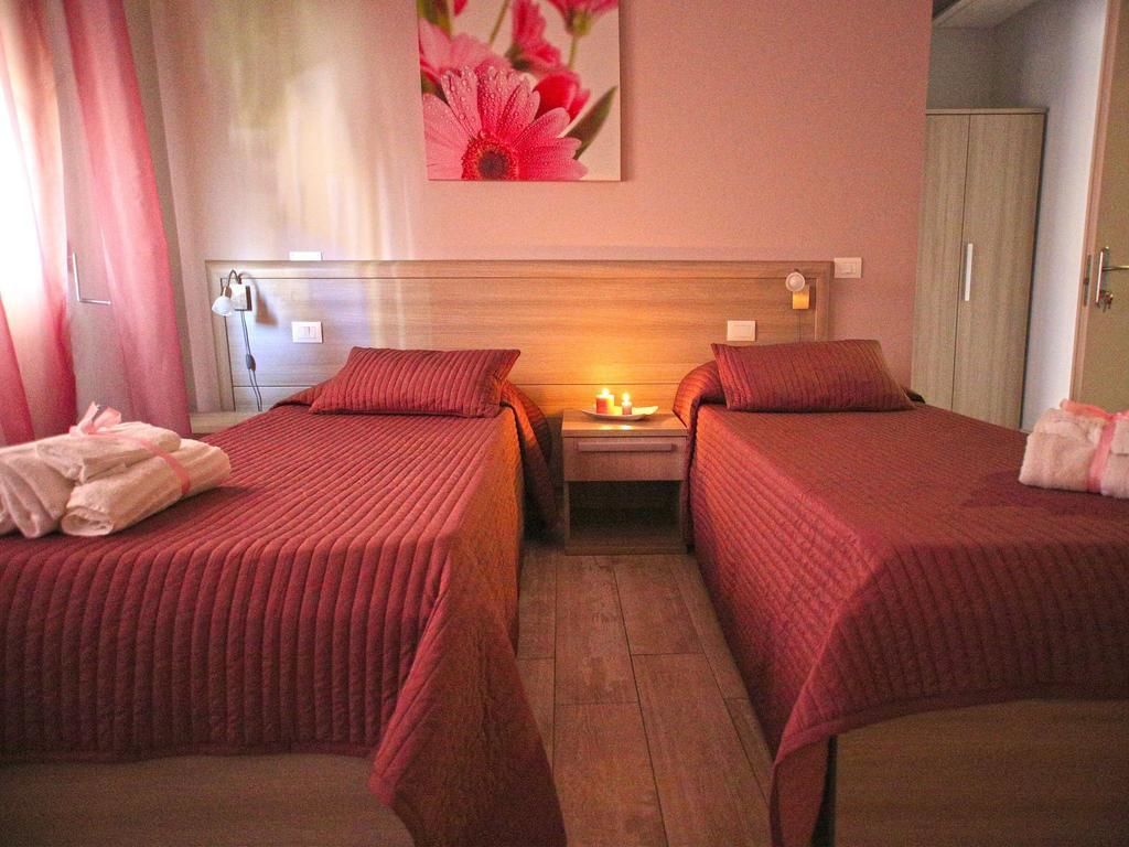 Twin Room, 2 Twin Beds | Desk, soundproofing, iron/ironing board, rollaway beds