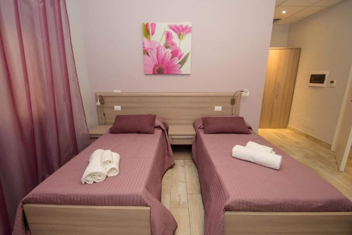 Twin Room | Desk, soundproofing, iron/ironing board (on request)