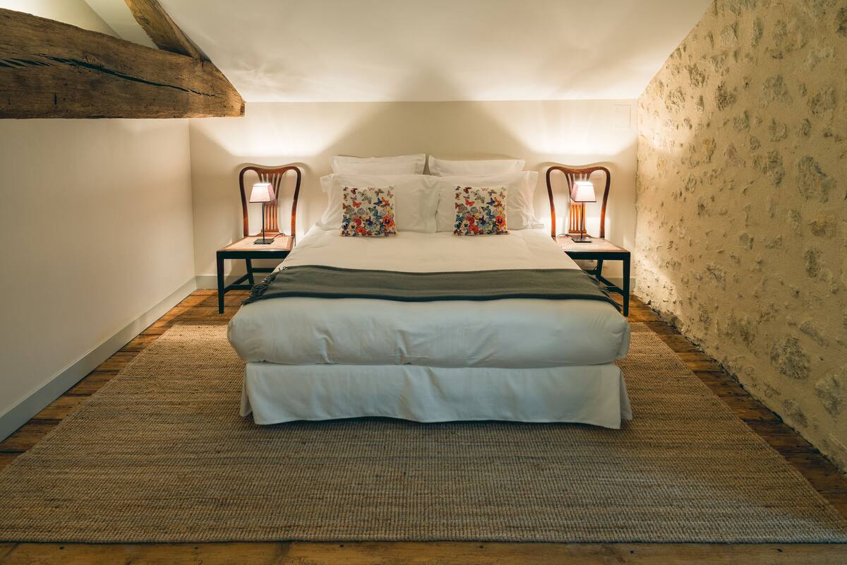 Dreibettzimmer, eigenes Bad (Le Grenier) | Hochwertige Bettwaren, Zimmersafe, individuell dekoriert