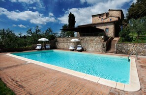 Piscina externa, espreguiçadeiras