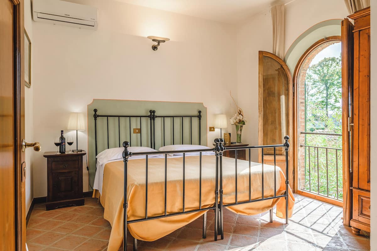 1 habitación, espacio para trabajar con laptop y cunas gratuitas