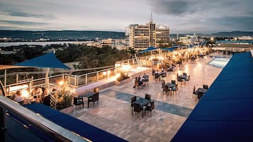 Een buitenzwembad, parasols voor strand/zwembad