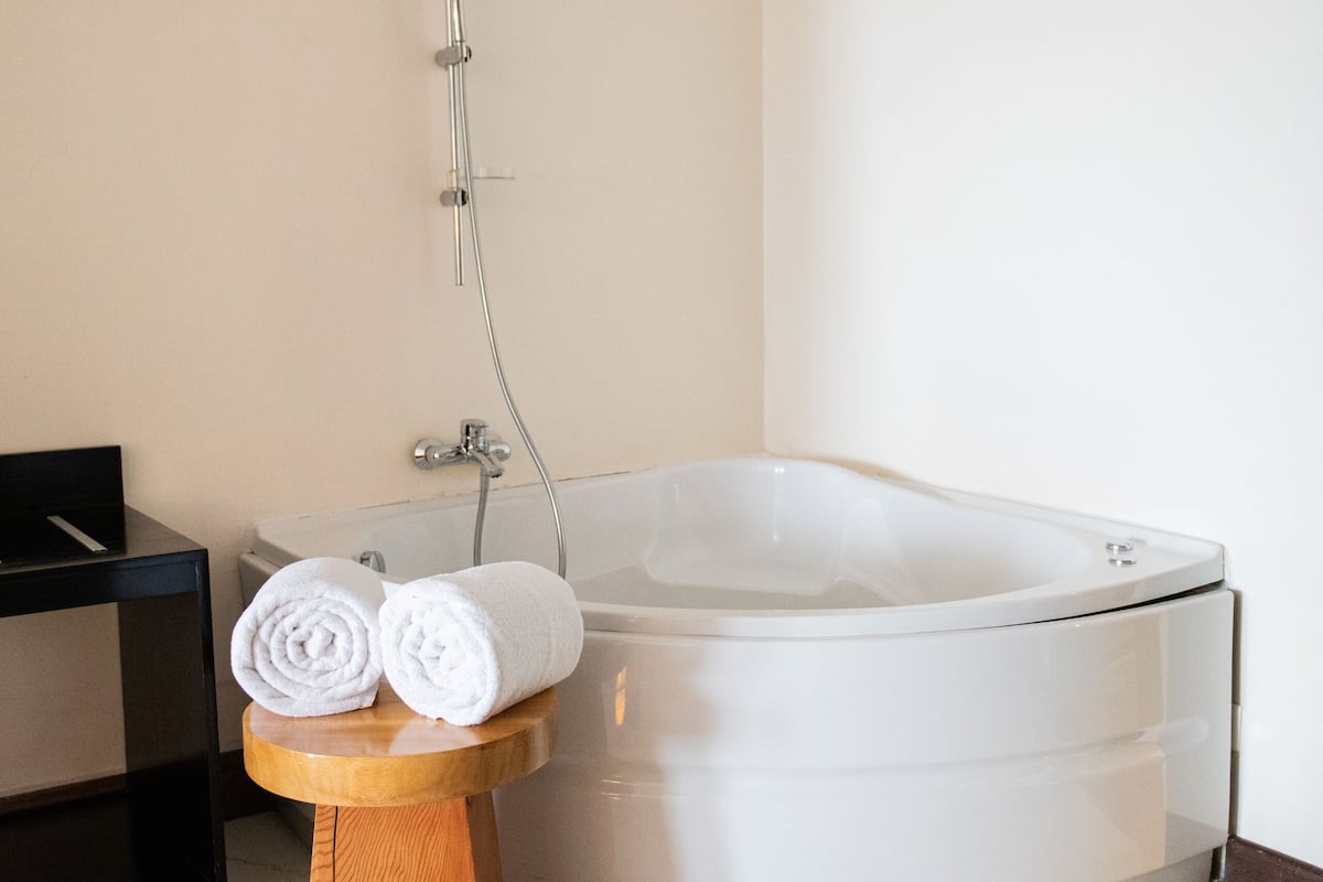 suite, lake view | bathroom | shower, free toiletries, hair dryer, bathrobes