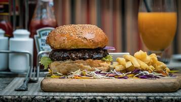 2 restaurants, serveren ontbijt, lunch, diner, barbecuegerechten