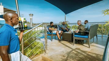 Una piscina al aire libre, sombrillas, sillones reclinables de piscina