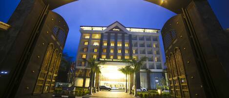 Fachada de la propiedad por la tarde o noche