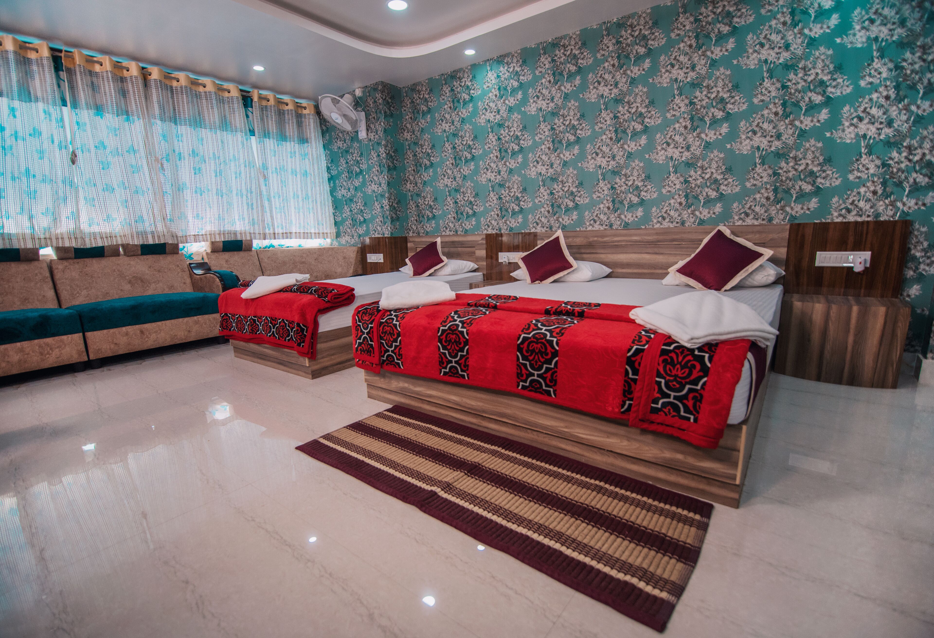 Quarto de hotel com uma cama grande, um sofá e uma pequena mesa.