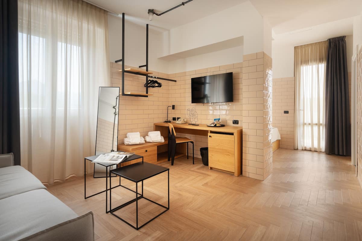 Suite, balcon | 1 chambre, minibar, coffres-forts dans les chambres, bureau