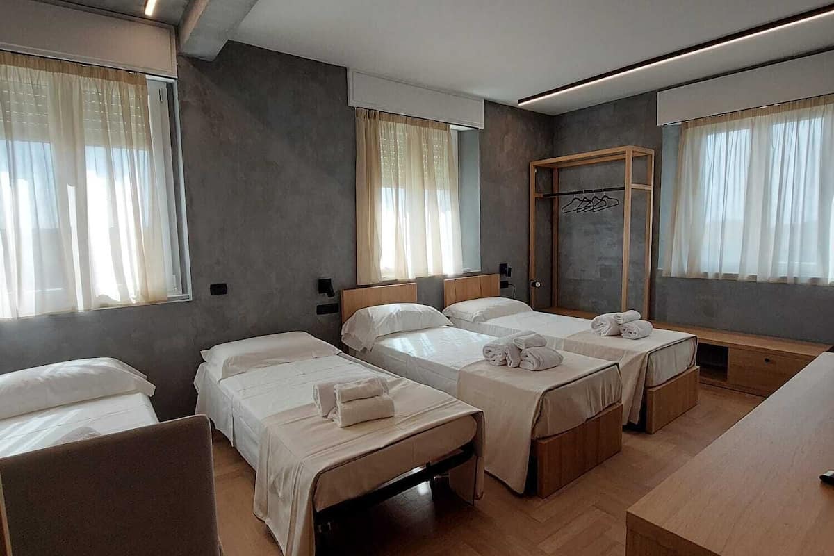 Chambre Quadruple | 1 chambre, minibar, coffres-forts dans les chambres, bureau