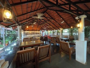 Outdoor dining - Naga Cottages (Morjim)