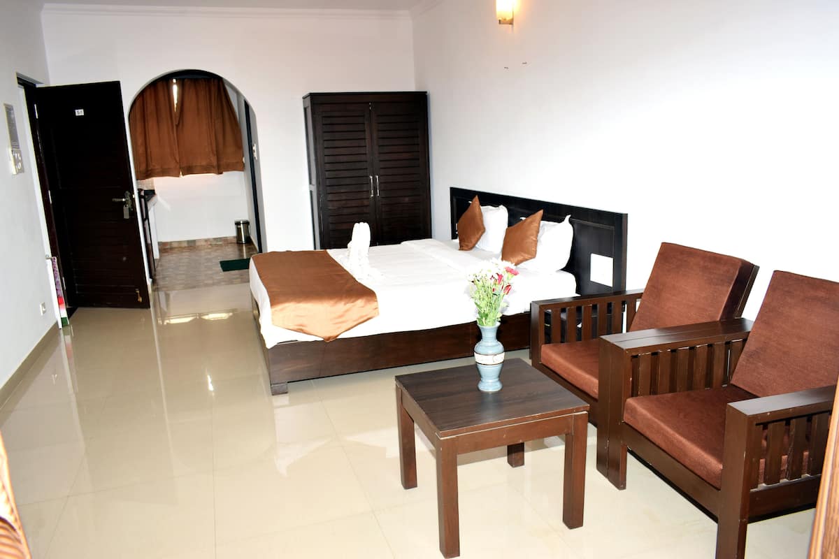 Deluxe Room | Premium bedding, minibar, in-room safe, rollaway beds