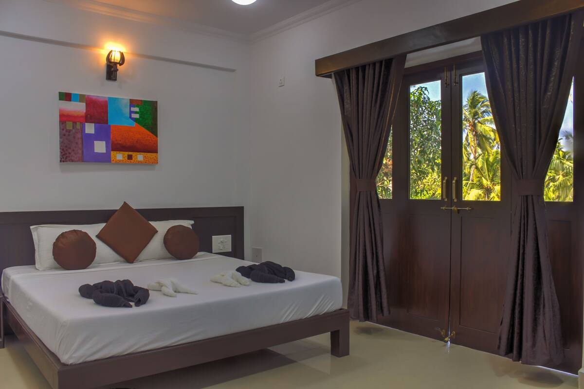 Semi Deluxe Room | Premium bedding, minibar, in-room safe, rollaway beds