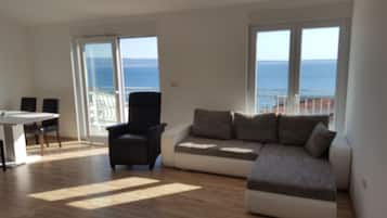 Apartamento, 2 quartos | Sala de estar | TV