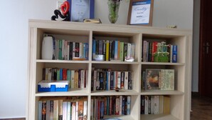 Une bibliothèque remplie de divers livres et de récompenses.