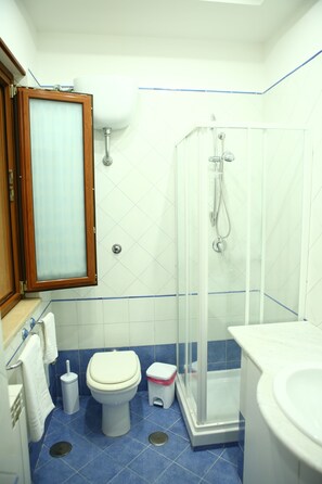 Habitación doble, vistas a la ciudad (External private bathroom) | Baño | Artículos de higiene personal gratuitos, secador de pelo y toallas