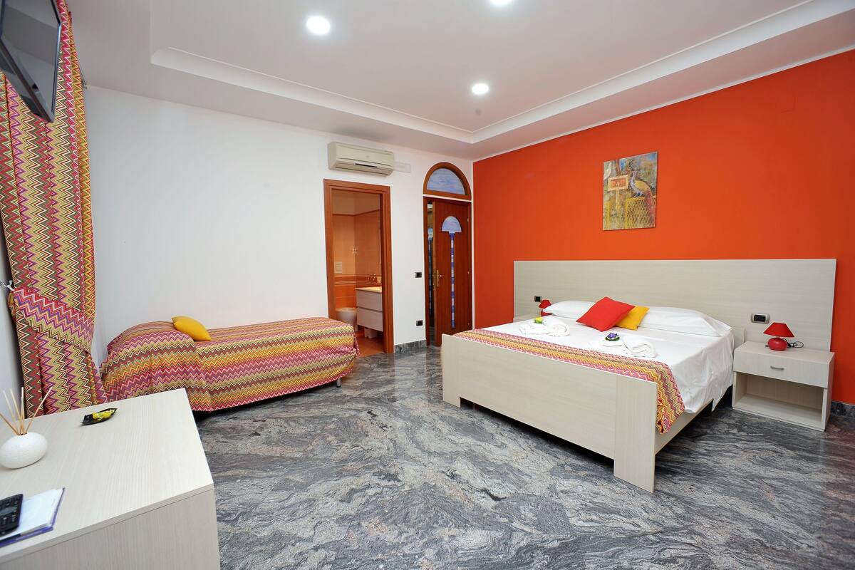 Quarto triplo, vista para a cidade | Frigobar, cofres nos quartos, escrivaninha, quartos à prova de som