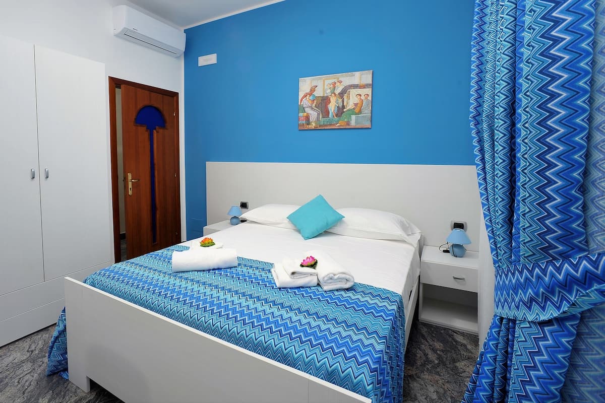 Quarto casal, vista para a cidade (External private bathroom) | Frigobar, cofres nos quartos, escrivaninha, quartos à prova de som