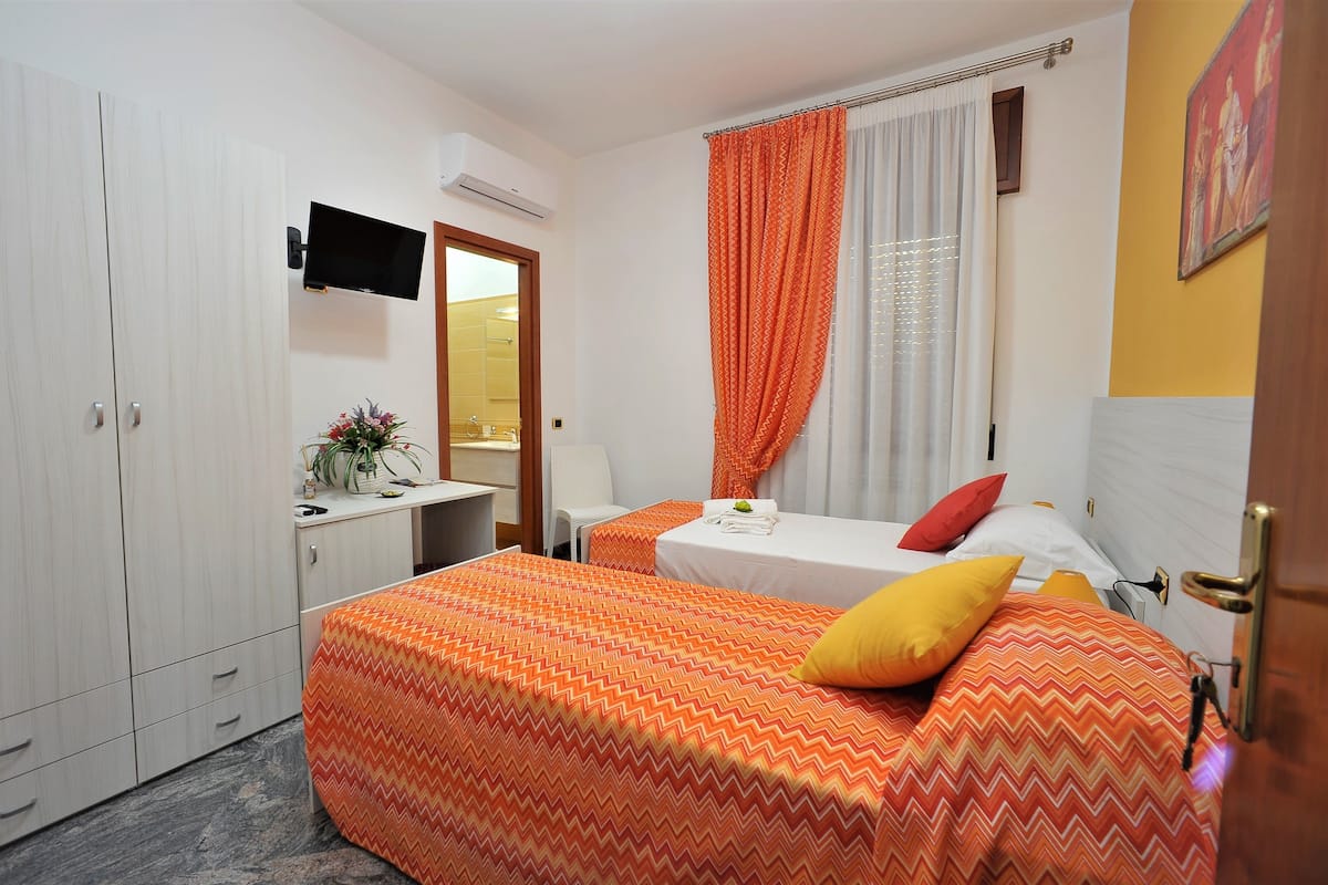 Quarto casal superior, vista para a cidade | Frigobar, cofres nos quartos, escrivaninha, quartos à prova de som