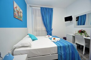 Double Room, City View (External private bathroom) | Minibar, in-room safe, desk, soundproofing - B&B Cornelia (Pompei)