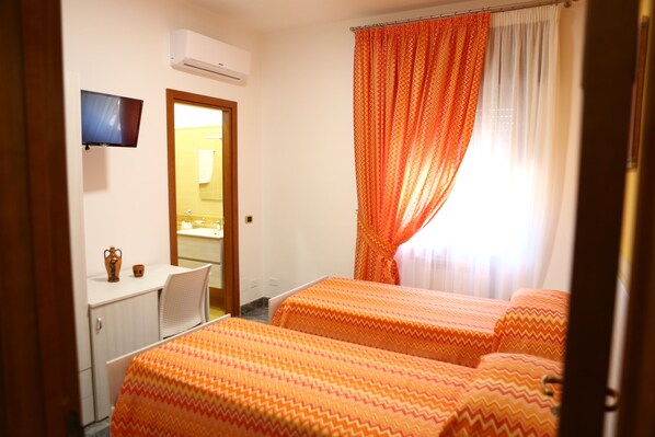Quarto casal superior, vista para a cidade | Frigobar, cofres nos quartos, escrivaninha, quartos à prova de som