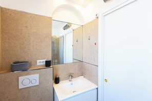 Bathtub, free toiletries, hair dryer, bidet - Rental in Rome Ceaser Penthouse (Rome)