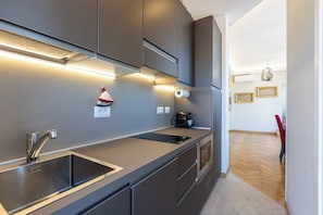 Réfrigérateur, micro-ondes, plaque de cuisson, cafetiÚre/bouilloire