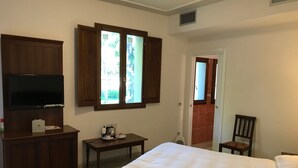 1 habitación, caja de seguridad en la habitación y escritorio 