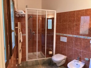 Comfort Loft, 1 Bedroom | Bathroom | Shower, free toiletries, bidet, towels
