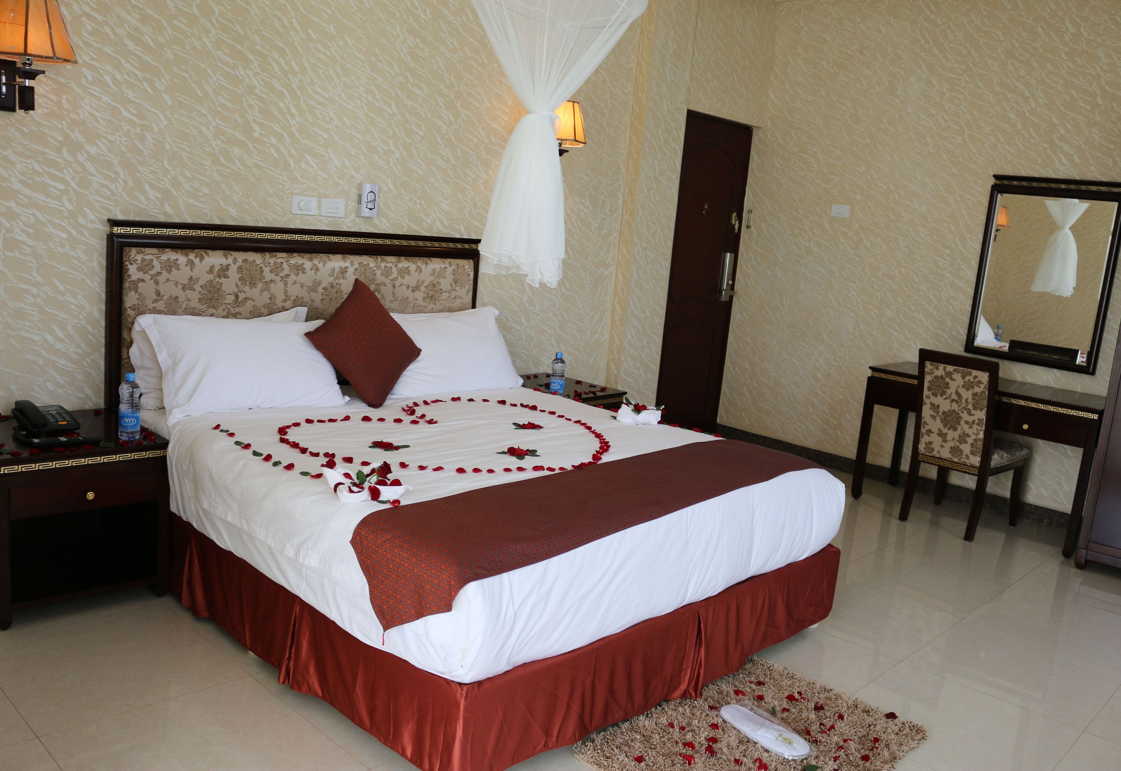 standard single room | premium bedding, in-room safe, desk, iron/ironing board