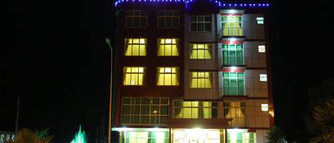 Bagian depan properti - sore/malam