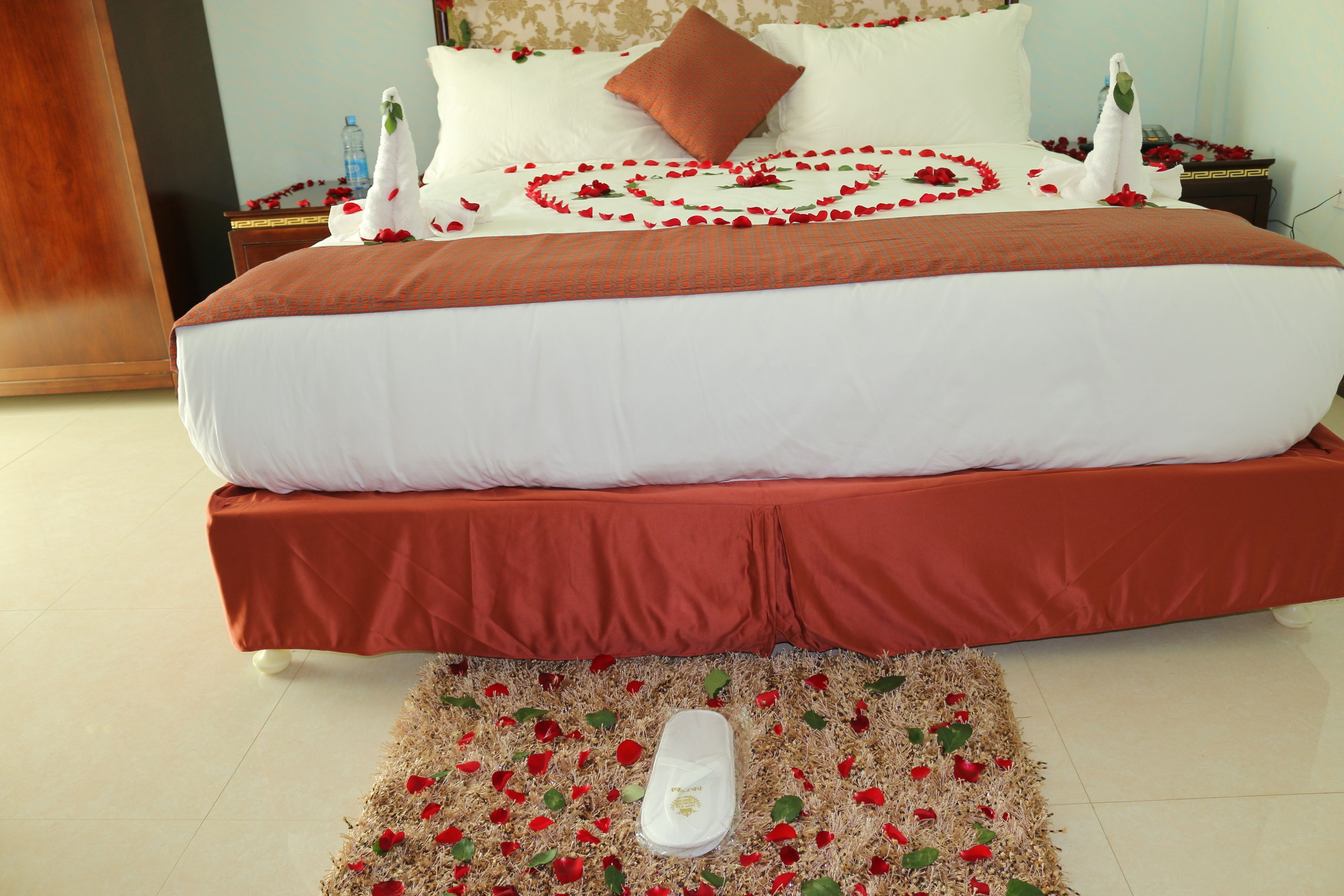 standard single room | premium bedding, in-room safe, desk, iron/ironing board