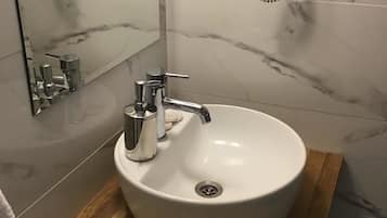 Dobbeltrom – standard | Bad | Dusj, toalettartikler (inkludert), hårføner og tøfler