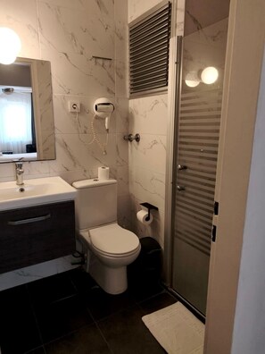 Shower, free toiletries, hair dryer, slippers - Otel Balca (Izmir)