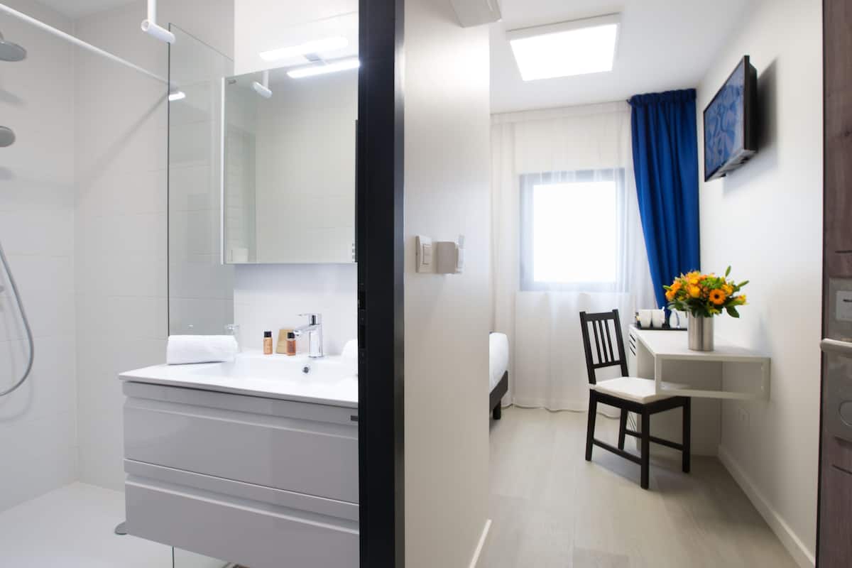 single room | bathroom | shower, free toiletries, hair dryer, towels