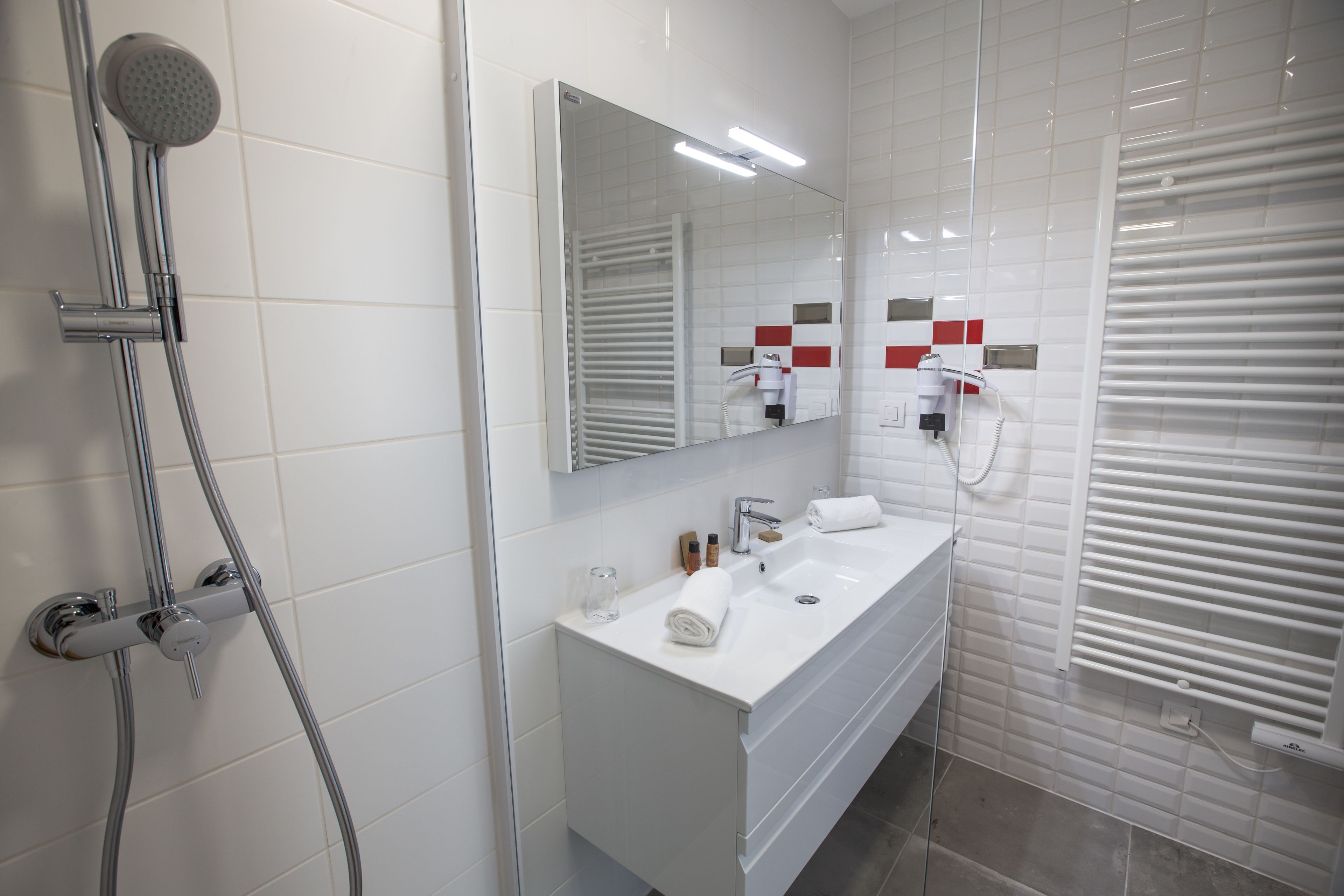 twin room | bathroom | shower, free toiletries, hair dryer, towels