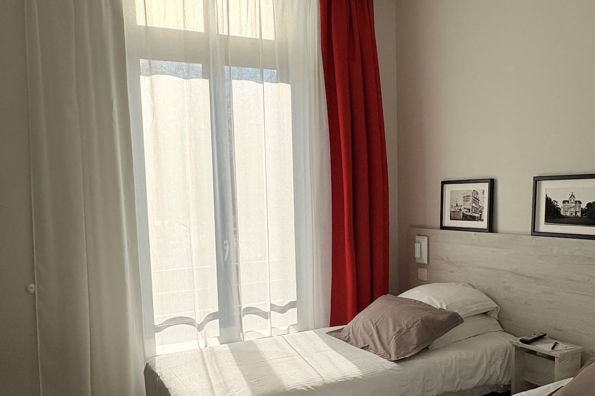 Chambre avec lits jumeaux | Coffres-forts dans les chambres, décoration personnalisée