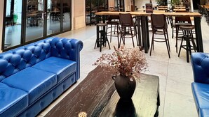 Bữa sáng buffet hàng ngày với phụ phí nhỏ 