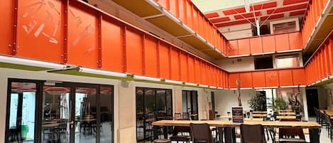 Tägliches Frühstücksbuffet (15.00 EUR pro Person)