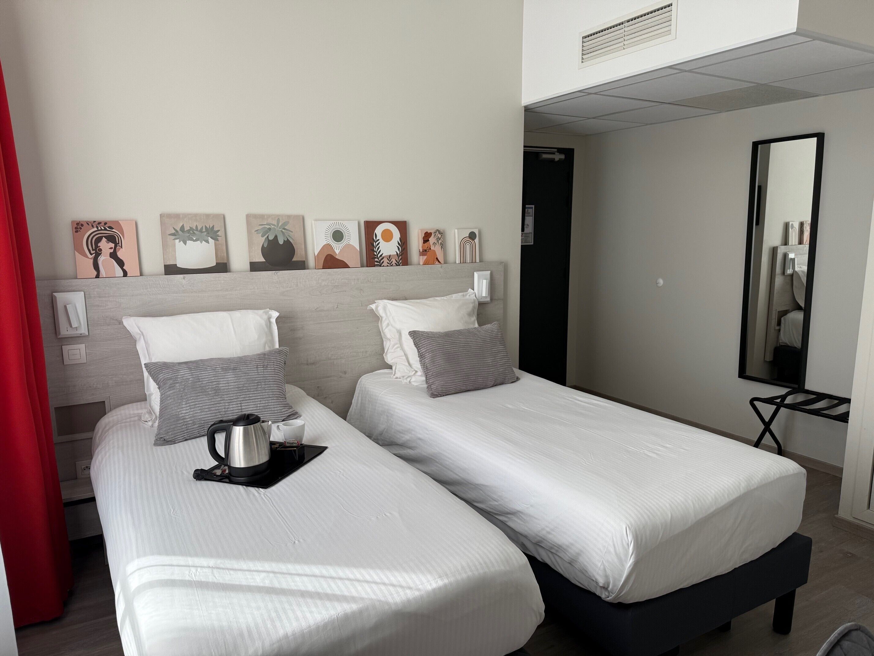 雙床房 | 客房內保險箱、獨特裝潢、布置獨特、書桌