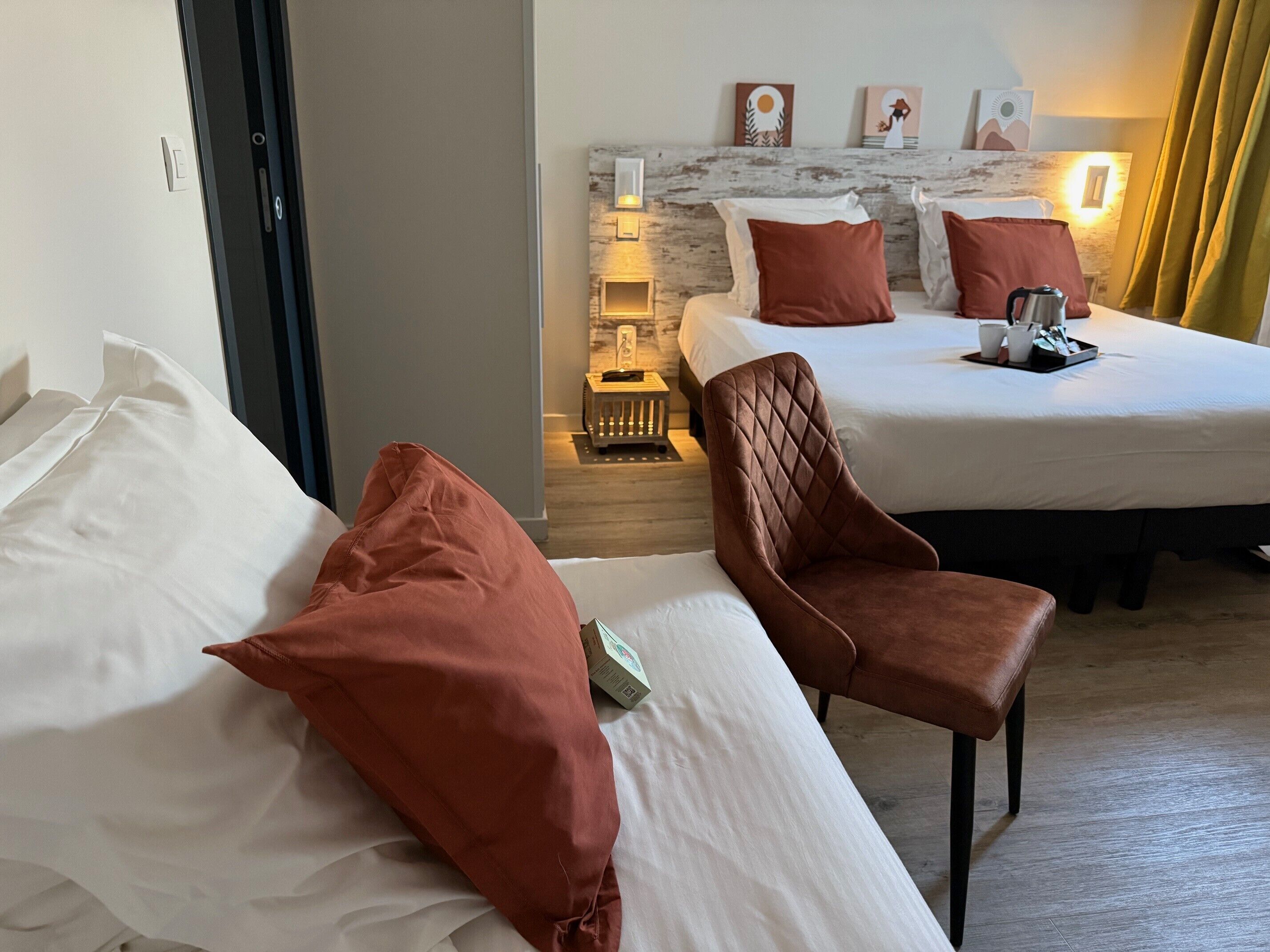 三人房 | 客房內保險箱、獨特裝潢、布置獨特、書桌