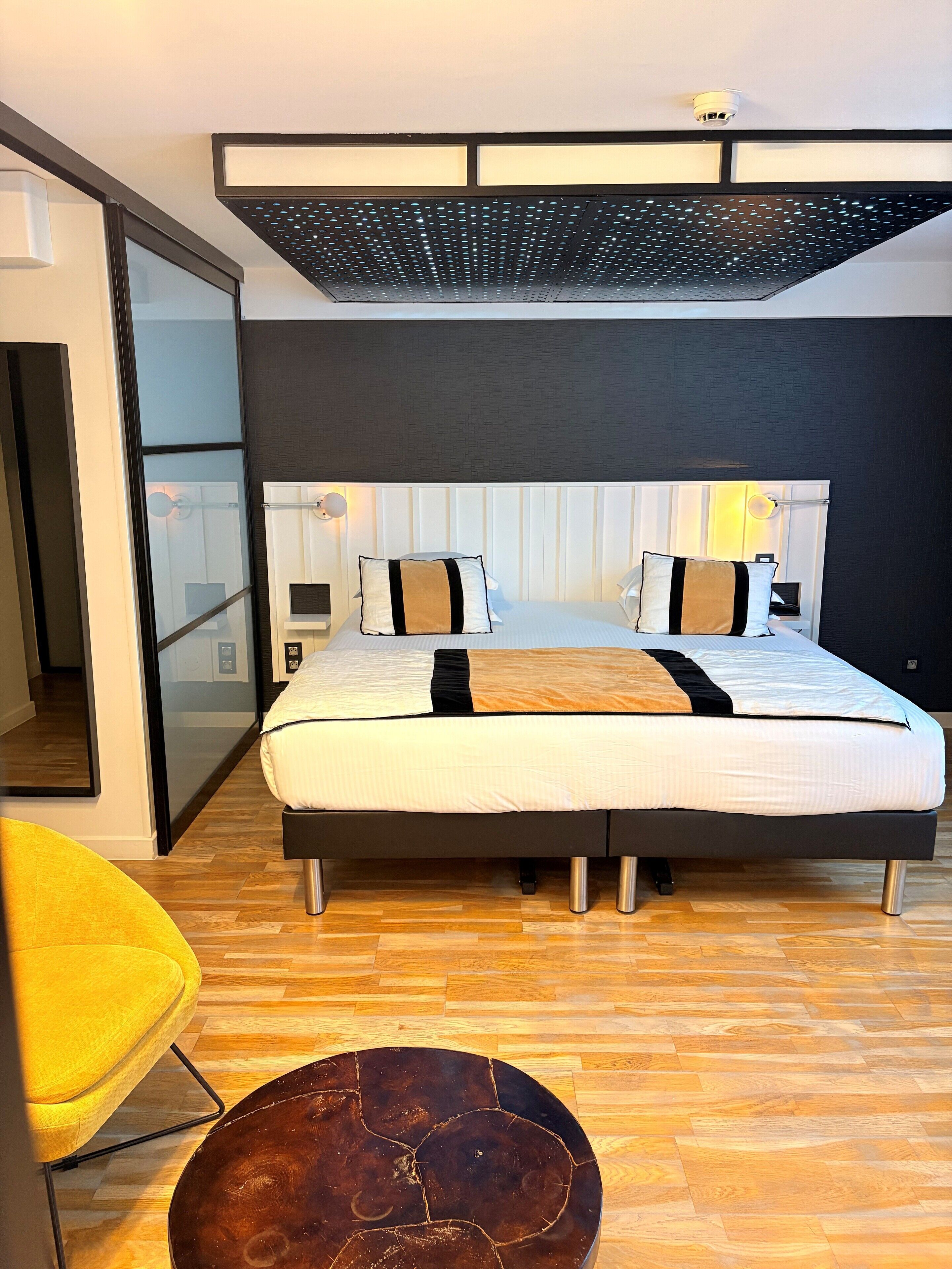 高級雙人房 | 客房內保險箱、獨特裝潢、布置獨特、書桌