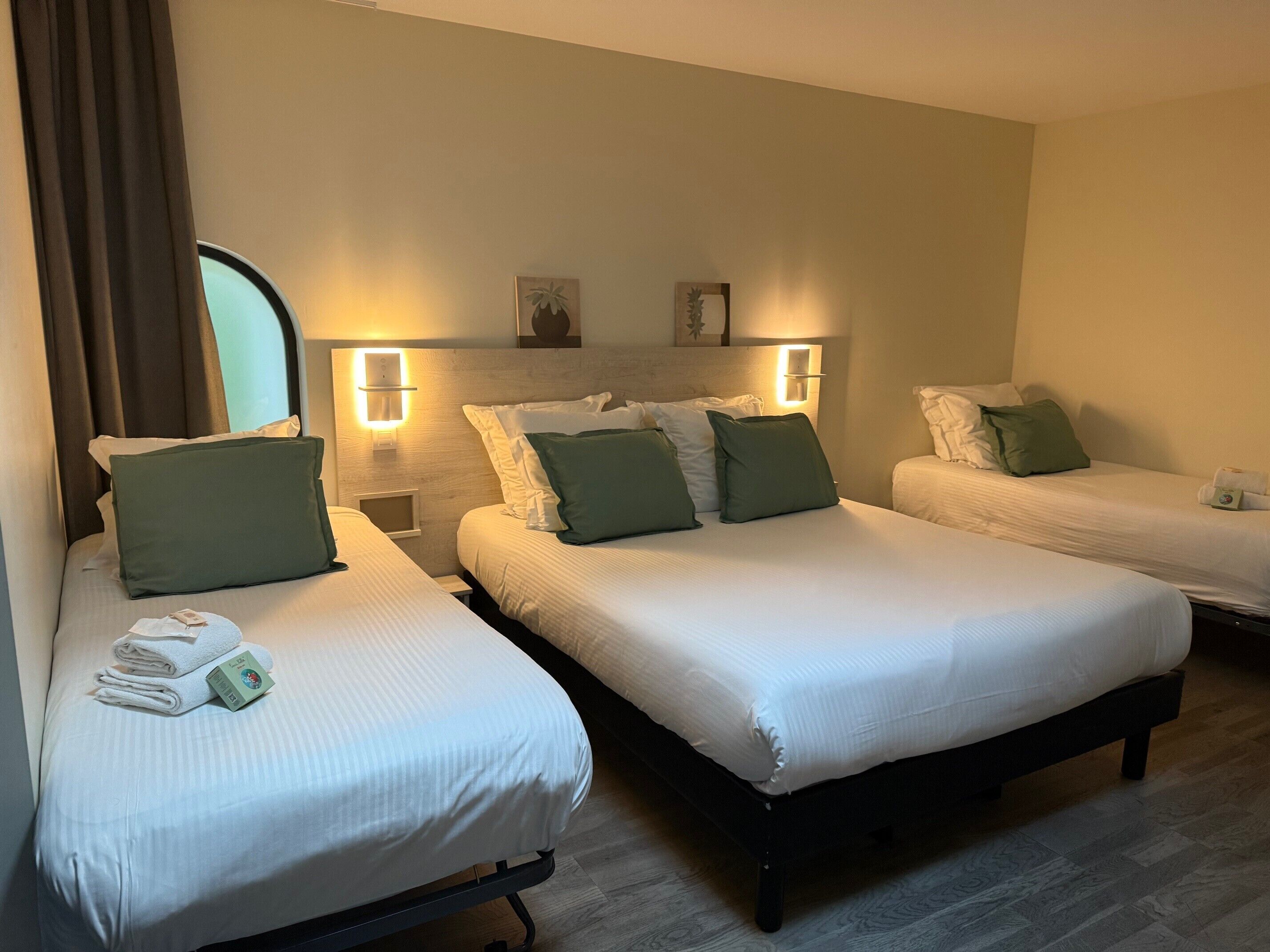 四人房 | 客房內保險箱、獨特裝潢、布置獨特、書桌