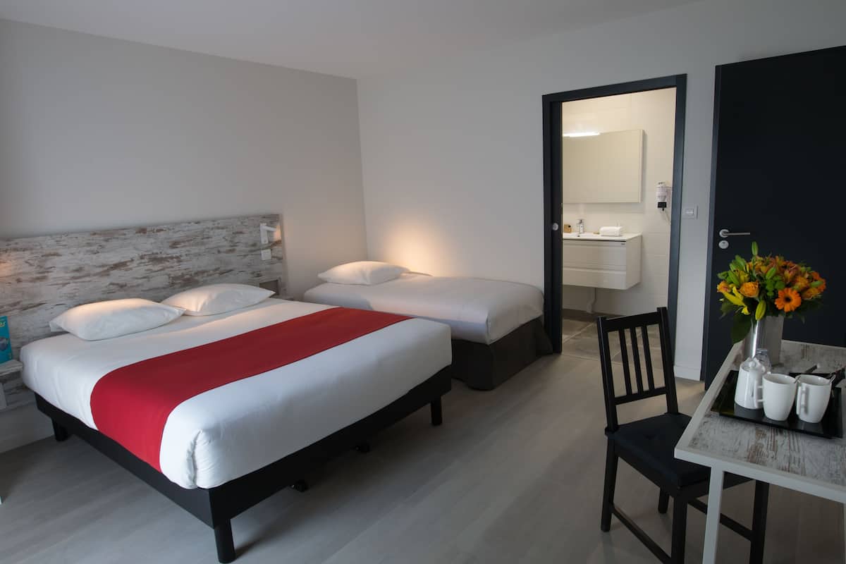 triple room | 1 bedroom, in-room safe, individually decorated, individually furnished