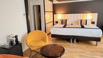 Chambre Double Supérieure | In-room safe, individually decorated, individually furnished, desk