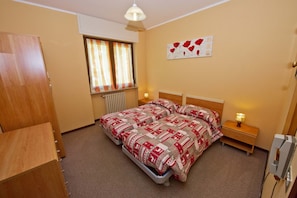 Kamer, 1 twee- of 2 eenpersoonsbedden, balkon | Gratis wifi, beddengoed