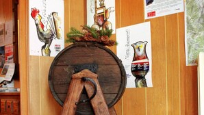 A wooden barrel mounted on a rustic stand with a wooden floor and wooden panel walls. - Hotel Valentino (Bionaz)