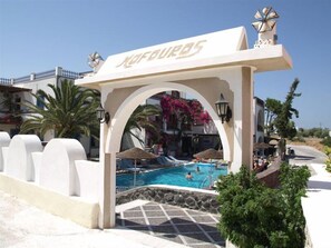 Outdoor pool - Kafouros Hotel (Santorini)