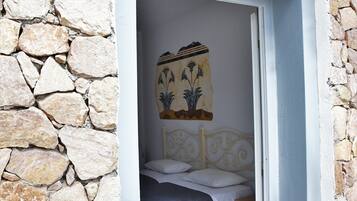 Double Twin Studio | Een kluis op de kamer, geluiddichte muren, wifi, beddengoed