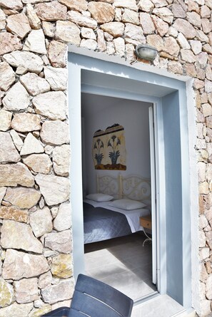 Double Twin Studio | In-room safe, soundproofing, WiFi, bed sheets - Kafouros Hotel (Santorini)