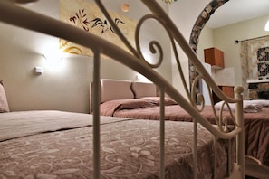 In-room safe, soundproofing, WiFi, bed sheets